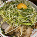 ラーメン二郎 - 小豚（880円）＋汁なし（80円）＋ネギ（100円）＋ニラキムチ（80円）、ニンニクコール