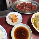 Toraji Tei - 焼肉定食 800円(税込) (焼肉・ご飯・わかめスープ・サラダ・カクテキ・冷奴)