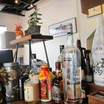 らーめん西崎 - 酒瓶の後ろに山口拉麺維新の幟が
