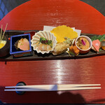 京都一の傳 本店  - ★季節の前菜の盛り合わせ
                                銀杏粥、揚げ蕎麦がき
                                ちぢみほうれん草と海老の酢の物
                                柿と秋刀魚はさみ揚げ、利休麩と人参葉の白和え
                                あん肝ポン酢、生鰤大根、卵の味噌漬け