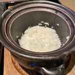 京都一の傳 本店  - 一卓ずつ土釜で出されます。