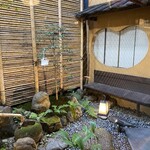 京都一の傳 本店  - 店内（一階の中庭）