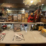 ピッツェリア ブラチェリア チェザリ - カウンター席より厨房を見る。フェラーラ製の厨房。
                                カウンターは大理石。壁はタイル。イタリアっぽい。