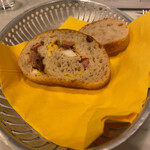 ピッツェリア ブラチェリア チェザリ - 最初に出てくる自家製パン
      卵とハム入り。