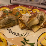 ピッツェリア ブラチェリア チェザリ - 播磨産牡蠣とリコッタチーズとクレスペッレ