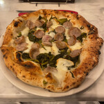 ピッツェリア ブラチェリア チェザリ - ピッツァ バシュクアーレ(プローヴォラ・フリアリエッリ・サルシッチャ)  ランチ+¥700の追加料金です。
      直径は27cmくらい。具が多いのでメッチャボリューミーです。腹パンです。