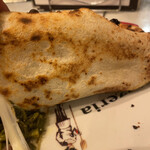 ピッツェリア ブラチェリア チェザリ - 焦げ具合。絶妙です。