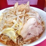 ラーメン二郎 - 少なめ 豚2枚(740円)、ニンニクアブラ。