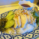 東京カオソイ - ライスは淡泊な味付けながら、鶏の奥深い旨味を感じる。高菜のほど良い塩気もポイント
