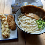 手打ちうどん ぶれーど・う - きつねうどん
            セルフで天ぷらとフライを取りました