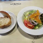 サッソネロ - 料理写真:まずバゲットとサラダがきます～