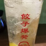 Taipei Gyouza Nishiogikubo Chouki - 極みのレモンサワー
                        少し甘味があり、シャーベット状でシャリシャリして美味しかった！
                        ずっと思ってたんだよねぇ。レモンサワーって酸っぱいだけで物足りないって♪