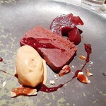 ラ シャッス - テリーヌ　オゥ　ショコラと洋ナシのコンポートのアンサンブル　キャラメルアイスと共に