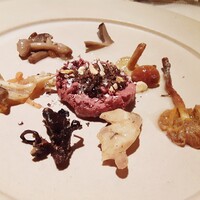 ラ シャッス - 北海道占冠でとれたヒグマのラルド香るブータンテリーヌ　千葉でとってきた天然キノコを添えて　ココナツの香り