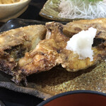 福浦漁港　みなと食堂 - イナダのカブト唐揚げ