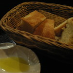 オルティージャ - 自家製フォカッチャ、オリーブオイルが最高！