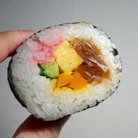 おつな寿司 - かんぴょう・玉子焼・人参漬・きゅうり・でんぶが入る。人参漬のカリッとした食感がアクセント！