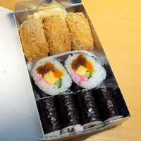 おつな寿司 - のり太巻いなり（￥1080）。助六に色とりどりの太巻をプラス、忘れかけていた粋がここにある