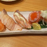 Daiki Suisan Kaitenzushi - サーモン食べ比べ5貫盛