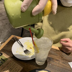 GREEN TIME - レモンサワーの絞ったレモンはジョウロで注ぎます。