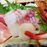 小松水産の海鮮丼 - 鯛とホタテ