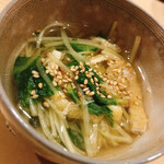 鮨 あらい - 本三つ葉です。糸三つ葉ではありません。香りが全く違います。お値段も十倍上。お揚げは本所吾妻橋の桃源郷さん。温かい仕立てに胃が喜びます