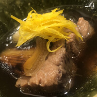 鮨 あらい - 鮪の、肩というか首筋の肉。脳天や頭肉とは異なります。筋が多いのですが、逆に煮込むとトロトロになり、これはウンマイ。黄柚子と焼ネギの焦げた香りが鮪の脂に寄り添います