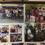 たんぽぽ - 店内の壁には一面、お客さん達と記念撮影した沢山の写真が貼られています。
