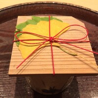 米増 - 先付け：銀杏の擂流し 蓮根饅頭 の銀杏をあしらった木の蓋