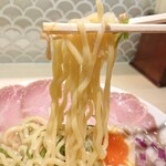 京都ラーメン 森井 - モチモチな太麺リフトアップ↑