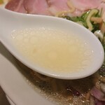 京都ラーメン 森井 - 澄んだ色合いのスープ