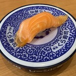 Muten Kura Zushi - 【ノルウェー産】特大生サーモ ン（一貫）…200円+税