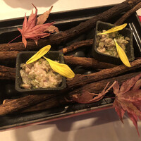 レザンファン ギャテ - チャーム。竹炭の最中に牡蠣のタルタル。