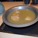 博多華味鳥 - 鍋に水炊きのスープ