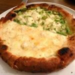 エンボカ - クアットロ　フォルマッジ（４種類のチーズ）　＆　アスパラ（アンチョビソース、２種類のチーズ）