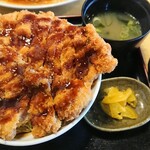 盧山 - 味噌カツ丼(￥980)。
      カツは2枚でボリュームあります。