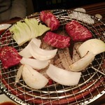 炭火焼肉 吉 - 焼いてます