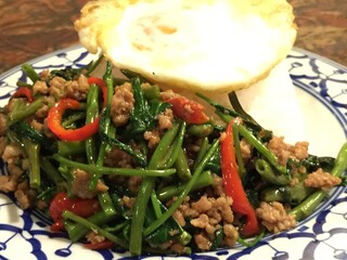 マイペンライ - ひき肉入り空芯菜炒めかけご飯