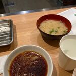 天麩羅処ひらお - カウンターに座り店員さんに食券を渡すと先ずご飯とお味噌汁と天つゆを持って来てくれました。