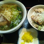 楓家 - ハーフラーメン+炙り焼豚丼