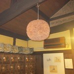 お店には杉の玉が。