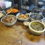 田吾作 - カウンタの前には大皿が並びます。