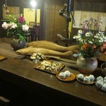 田吾作 - 店内はお花もあり、そことなく整頓され、良い雰囲気です。