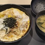 Matsunoya - ロースカツ丼、ワカメのお味噌汁付きです。