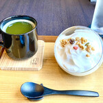 フクカフェ - 真っ白プリンと緑茶