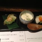 突出し3種。ビールを飲み乾し、日本酒に行きますね。