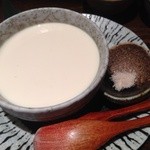 穂のか - 自家製のお豆腐です。くみ上げ豆腐に近いです。藻塩で頂きます。