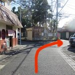 栄華軒 - 駐車場への順路