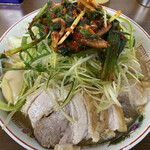 ラーメン二郎 - 小ぶた（880円）＋味付玉子（80円）＋ネギ（100円）＋ニラキムチ（80円）、ニンニクコール