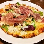 創作イタリア酒場　くりや - 生ハムとフレッシュサラダ シーザーピザ